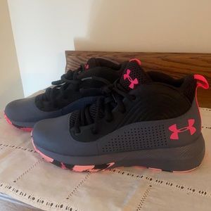 Girl’s Under Armour basketball sneakers